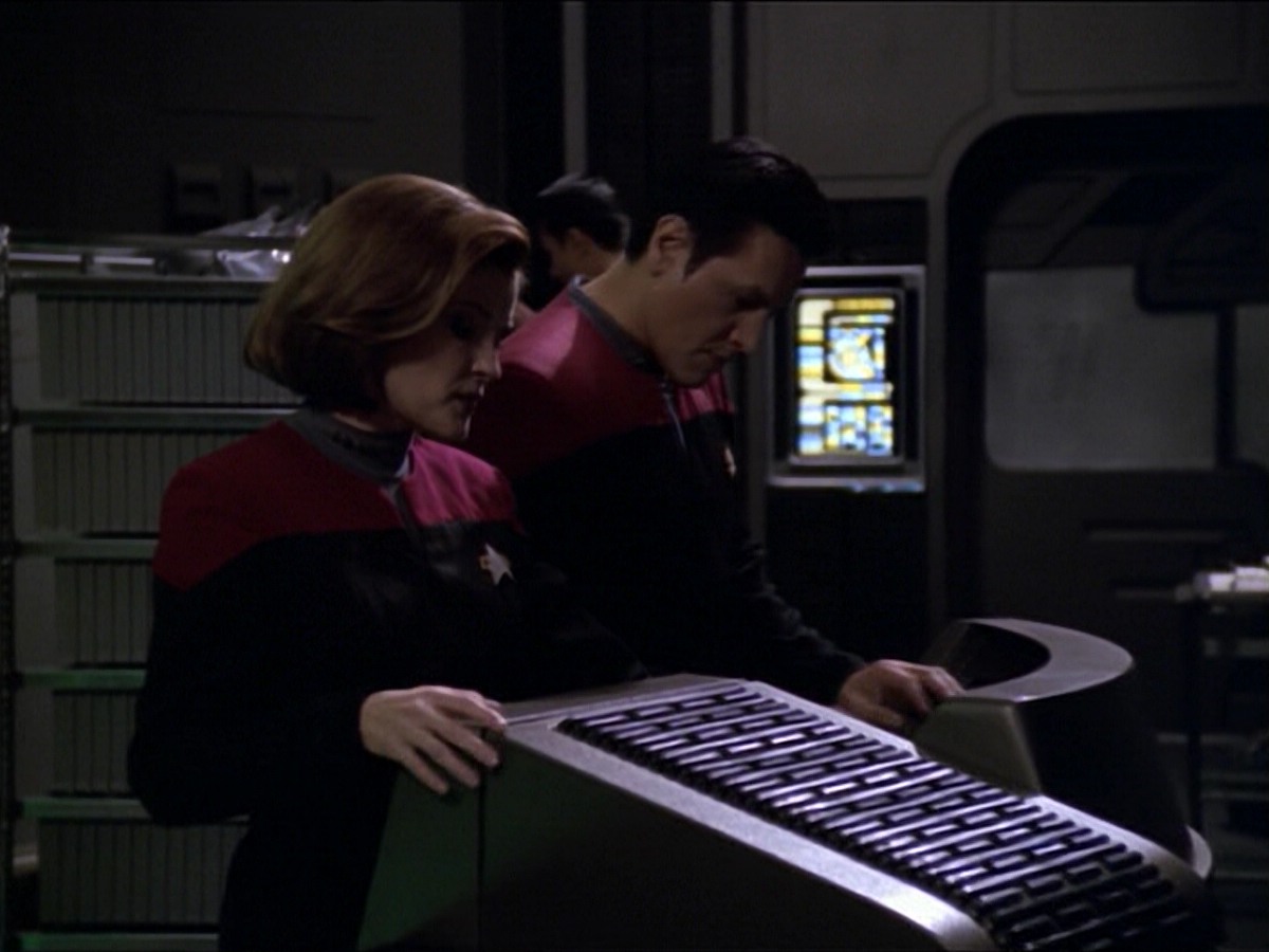 ariane179254_StarTrekVoyager_5x15_5x16_DarkFrontier_4013.jpg