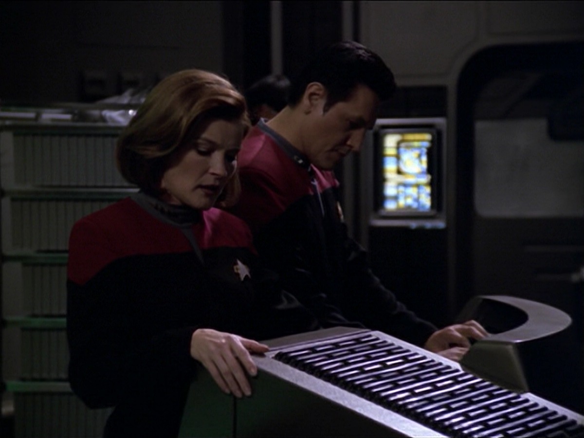 ariane179254_StarTrekVoyager_5x15_5x16_DarkFrontier_4015.jpg