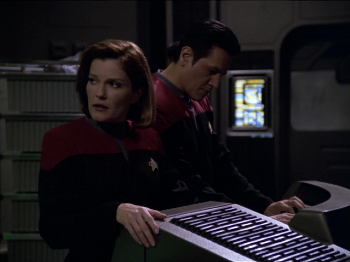 ariane179254_StarTrekVoyager_5x15_5x16_DarkFrontier_4016.jpg