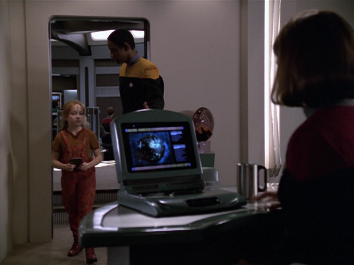 ariane179254_StarTrekVoyager_5x15_5x16_DarkFrontier_4172.jpg