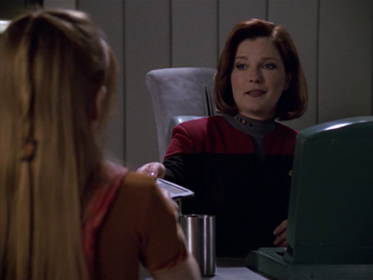 ariane179254_StarTrekVoyager_5x15_5x16_DarkFrontier_4186.jpg