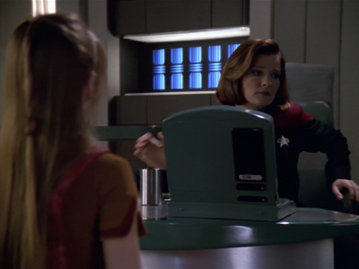 ariane179254_StarTrekVoyager_5x15_5x16_DarkFrontier_4260.jpg