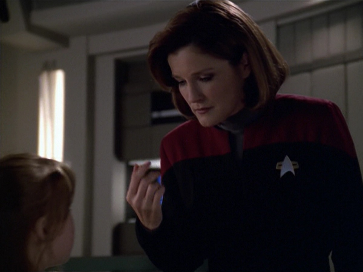 ariane179254_StarTrekVoyager_5x15_5x16_DarkFrontier_4266.jpg