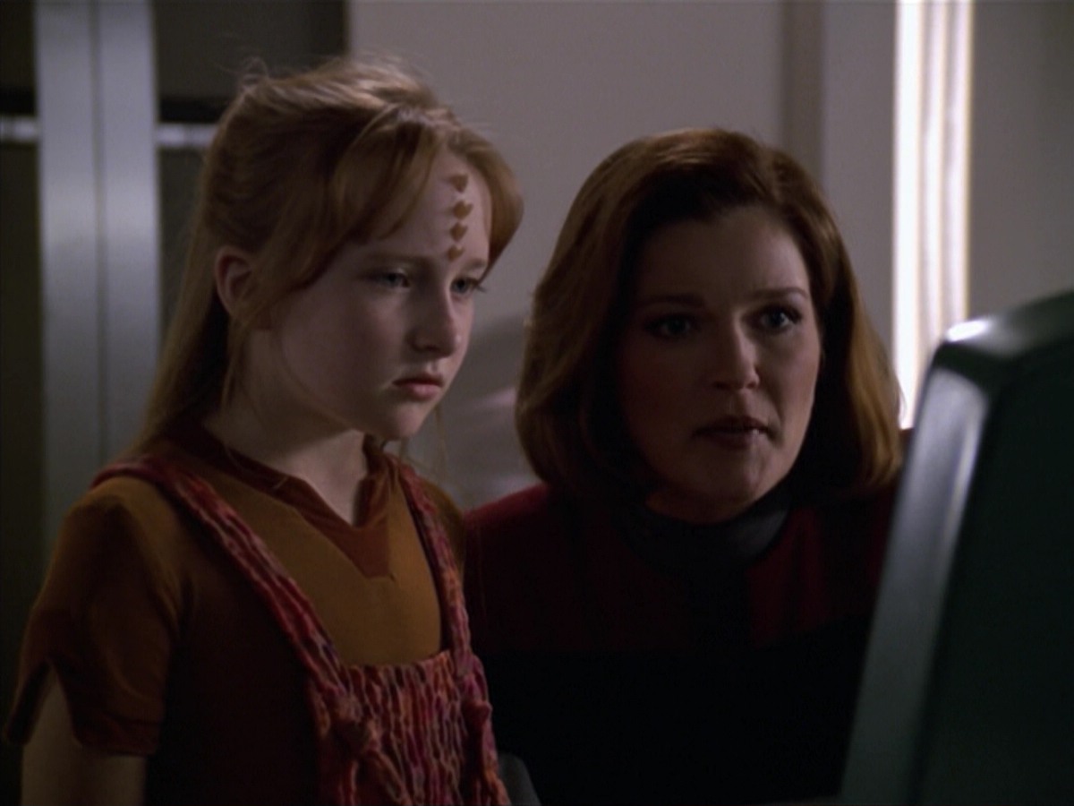 ariane179254_StarTrekVoyager_5x15_5x16_DarkFrontier_4321.jpg