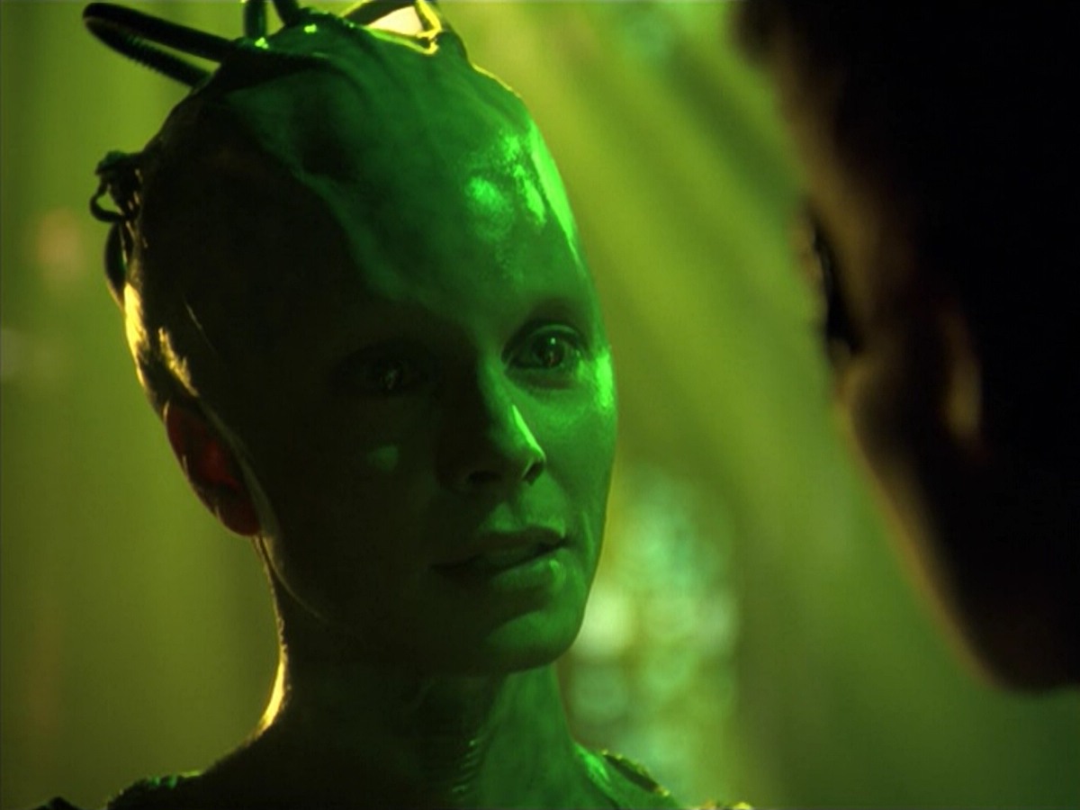 ariane179254_StarTrekVoyager_5x15_5x16_DarkFrontier_4411.jpg