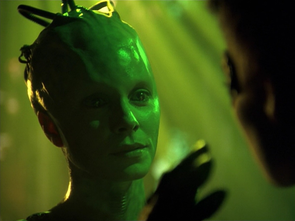ariane179254_StarTrekVoyager_5x15_5x16_DarkFrontier_4417.jpg