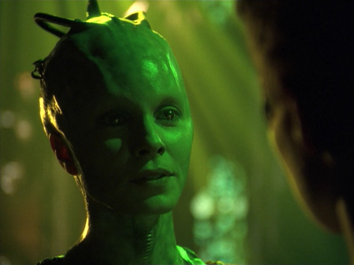 ariane179254_StarTrekVoyager_5x15_5x16_DarkFrontier_4433.jpg