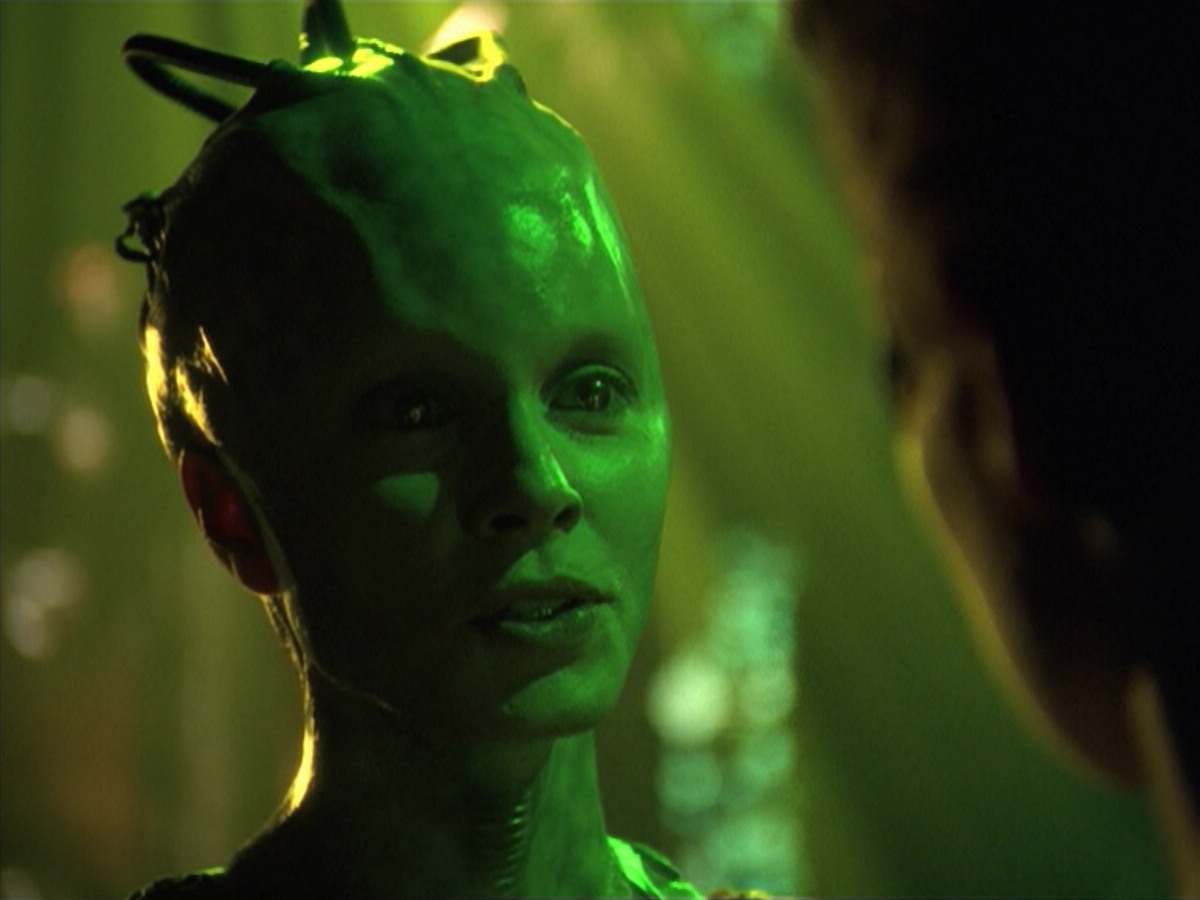 ariane179254_StarTrekVoyager_5x15_5x16_DarkFrontier_4437.jpg