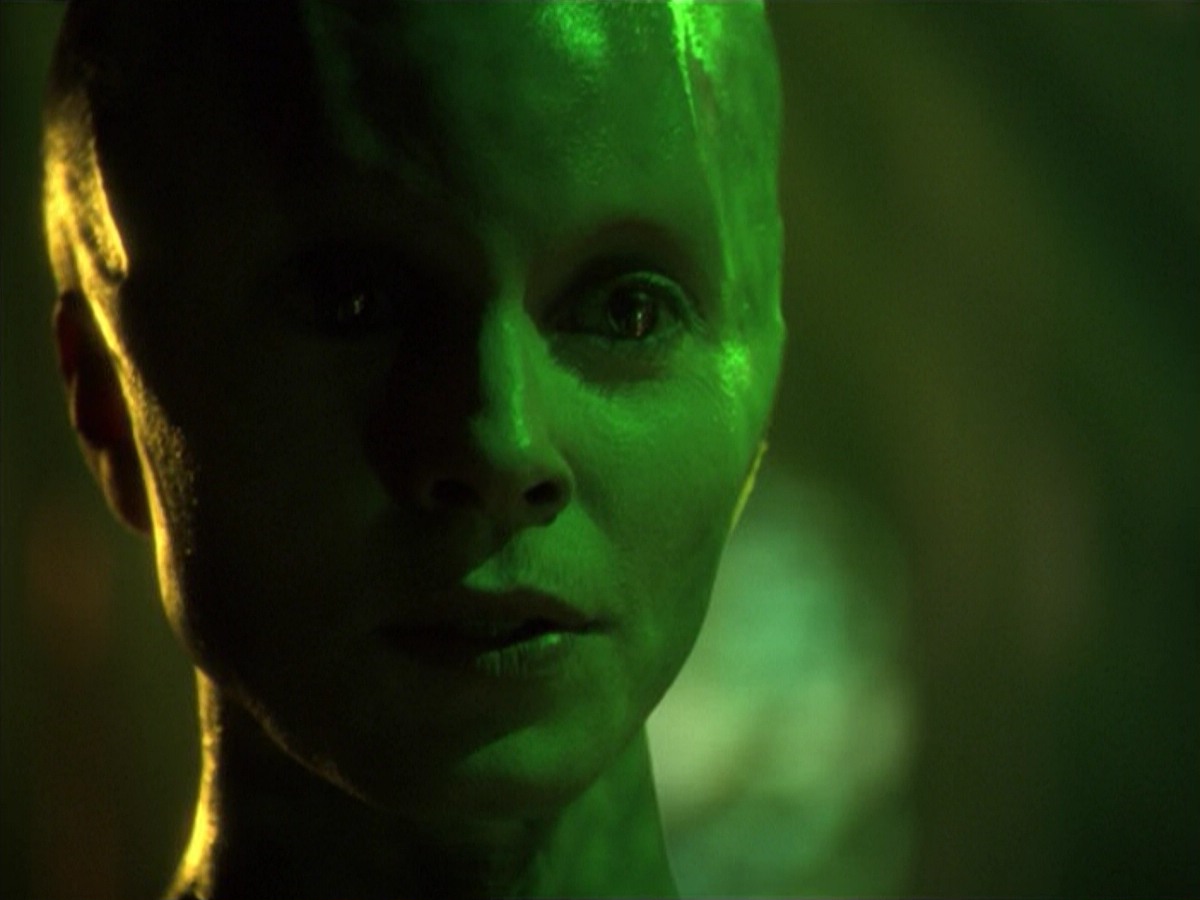 ariane179254_StarTrekVoyager_5x15_5x16_DarkFrontier_4445.jpg