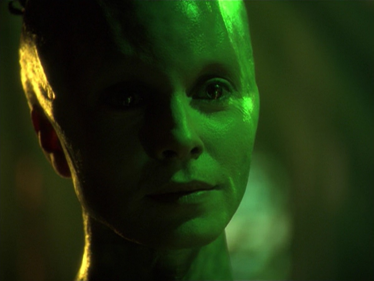 ariane179254_StarTrekVoyager_5x15_5x16_DarkFrontier_4499.jpg