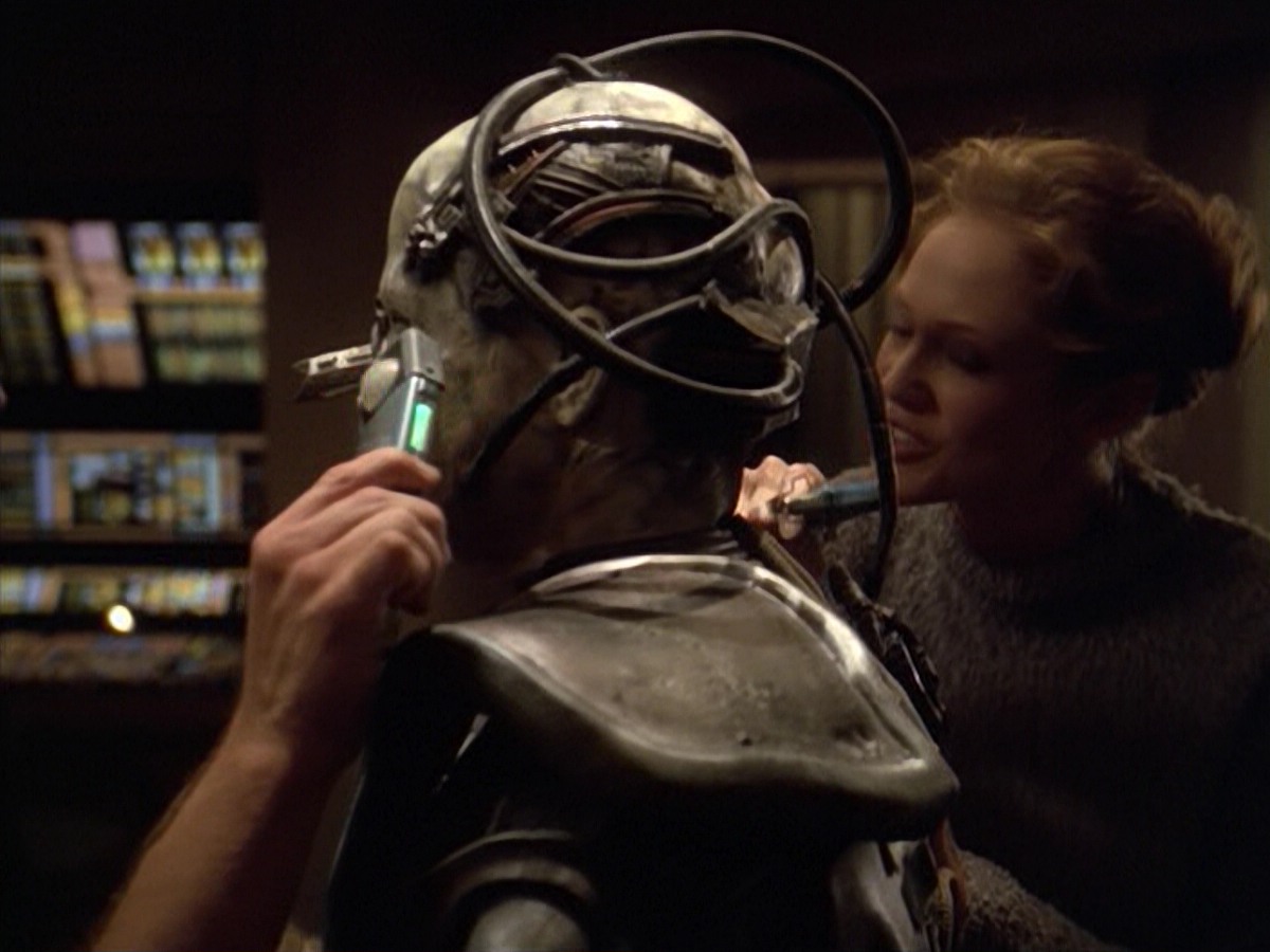 ariane179254_StarTrekVoyager_5x15_5x16_DarkFrontier_4635.jpg