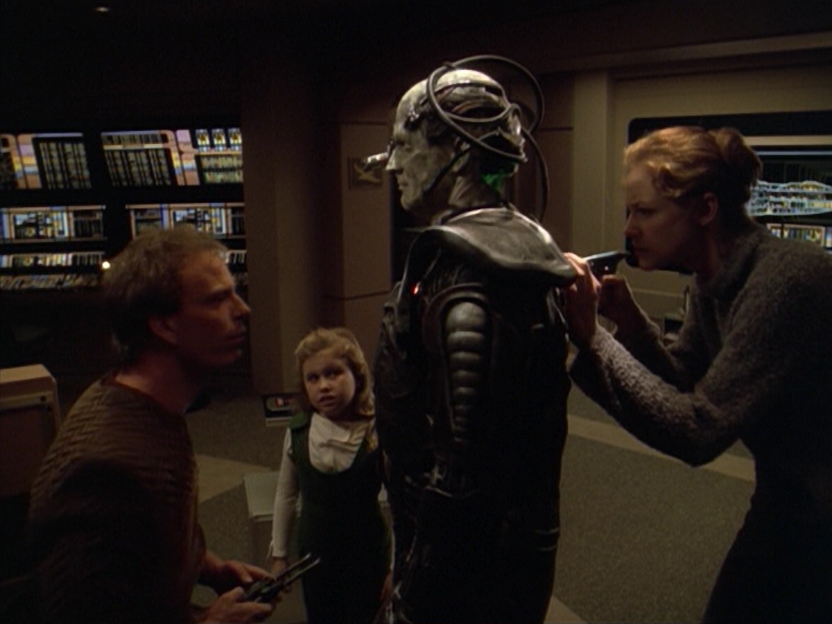 ariane179254_StarTrekVoyager_5x15_5x16_DarkFrontier_4672.jpg