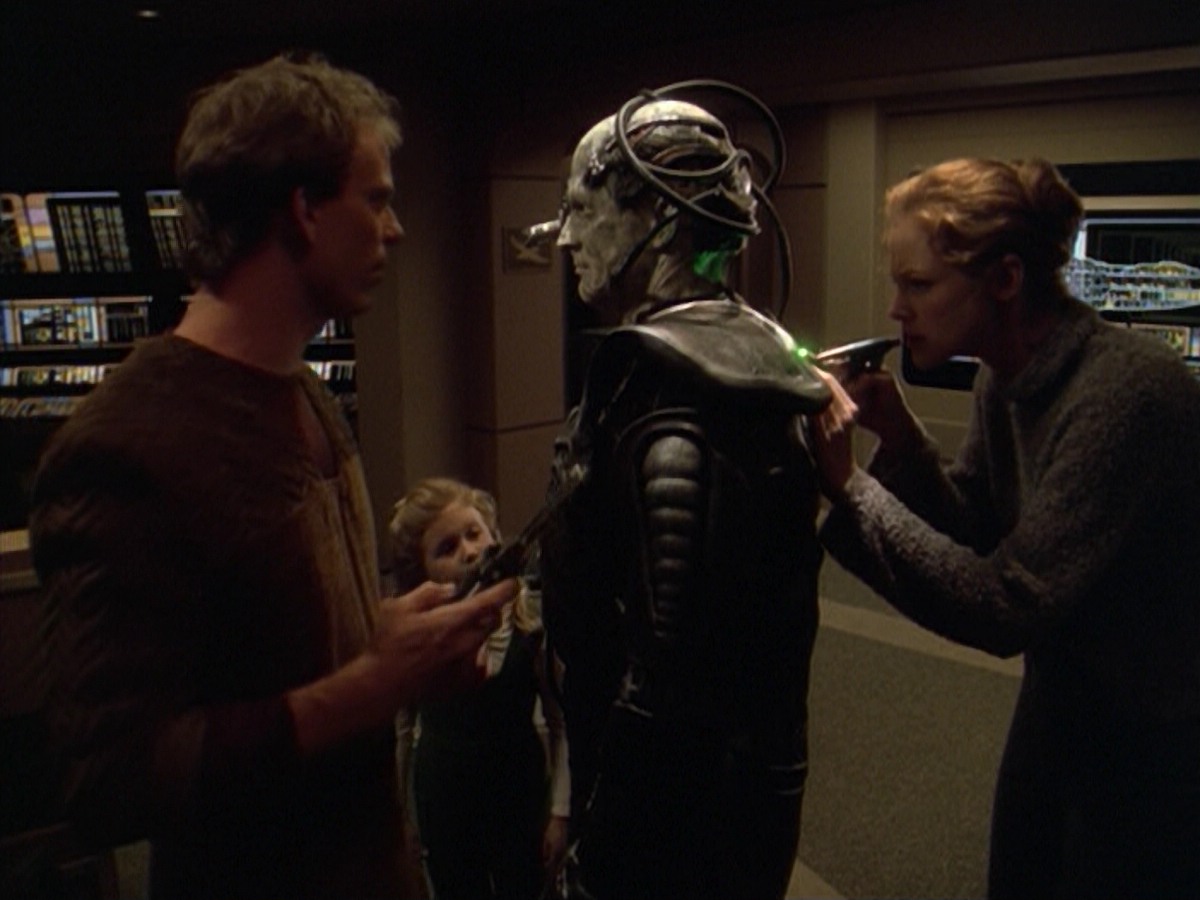 ariane179254_StarTrekVoyager_5x15_5x16_DarkFrontier_4674.jpg