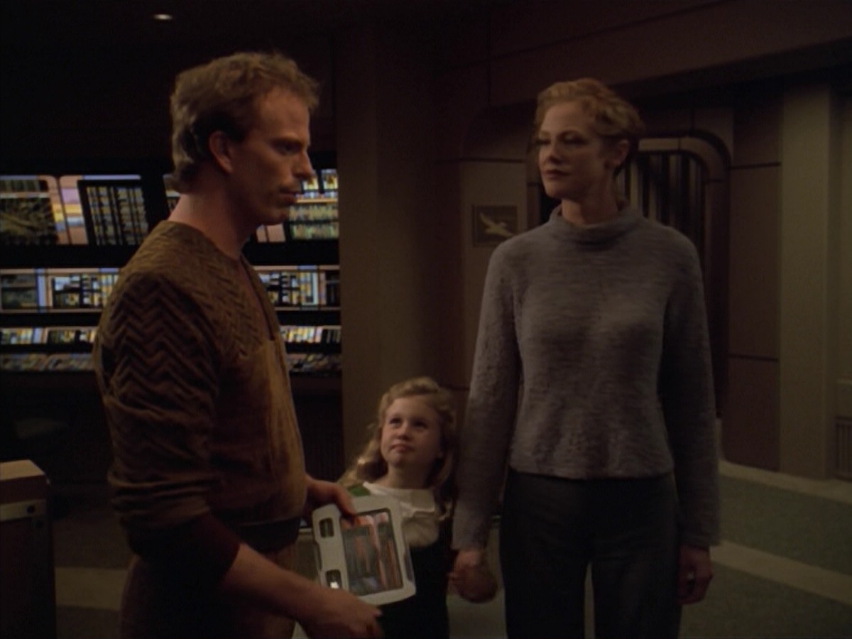 ariane179254_StarTrekVoyager_5x15_5x16_DarkFrontier_4727.jpg