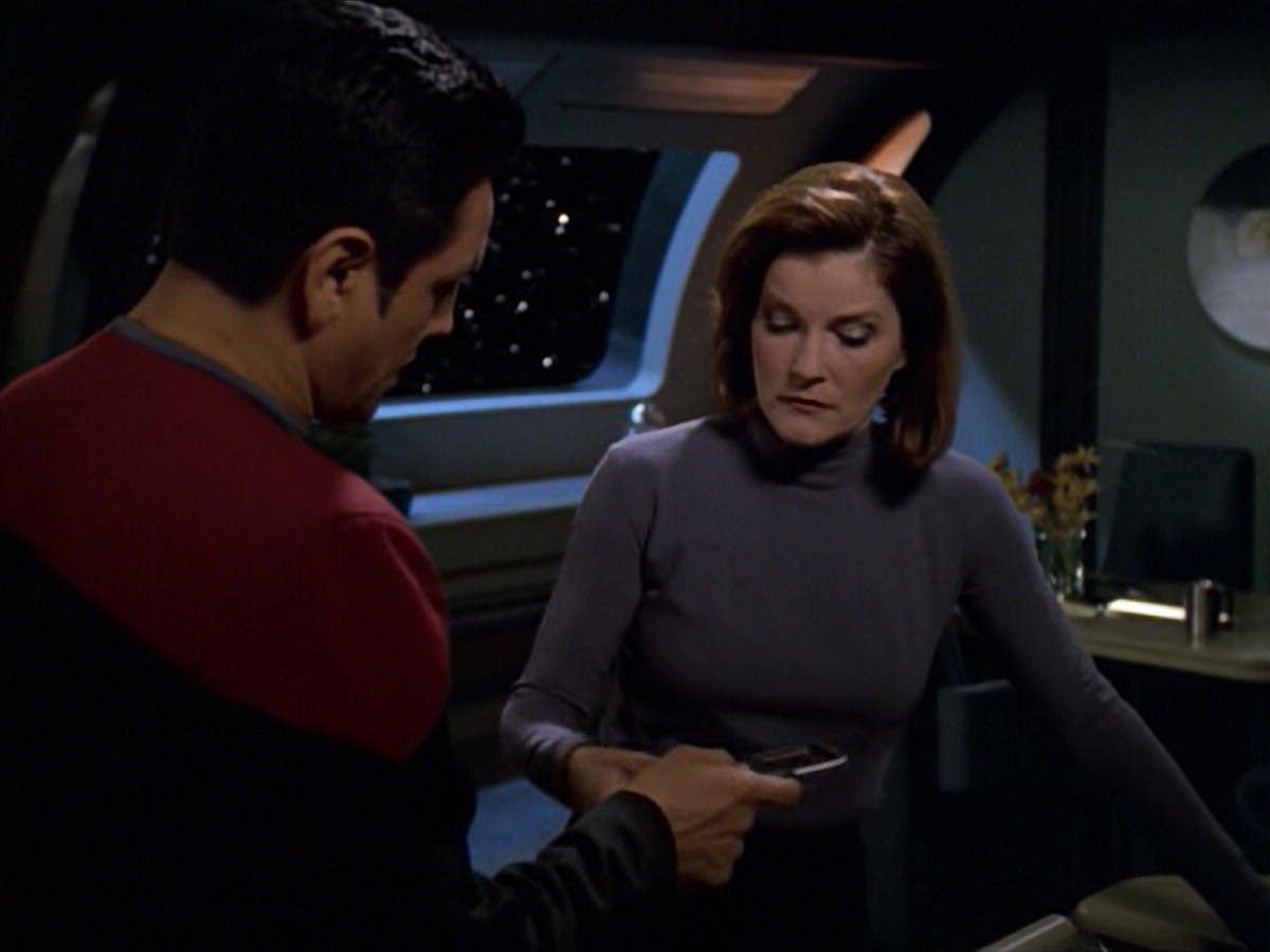 ariane179254_StarTrekVoyager_5x15_5x16_DarkFrontier_4759.jpg