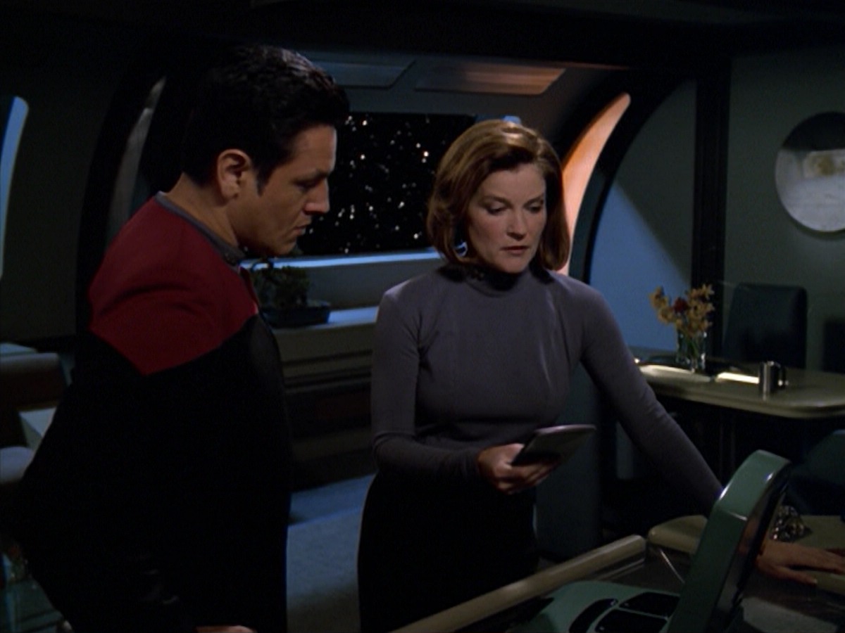 ariane179254_StarTrekVoyager_5x15_5x16_DarkFrontier_4767.jpg