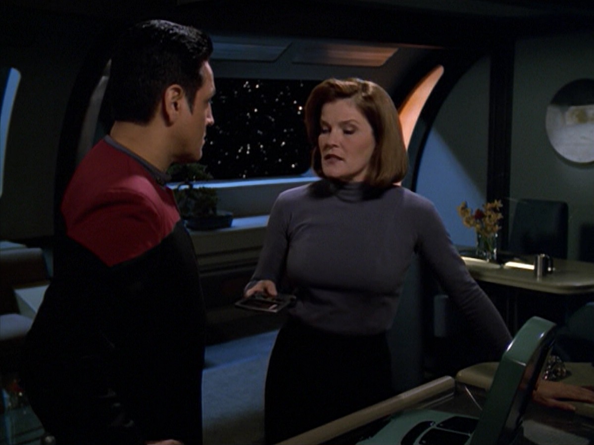 ariane179254_StarTrekVoyager_5x15_5x16_DarkFrontier_4770.jpg