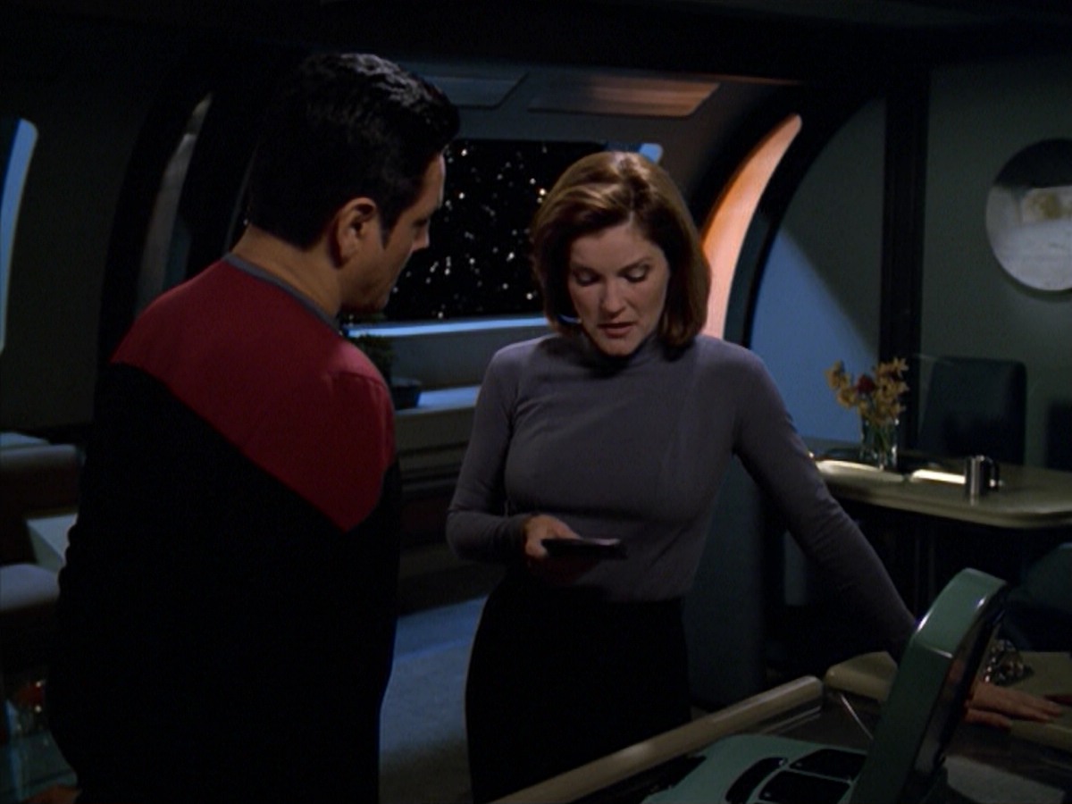 ariane179254_StarTrekVoyager_5x15_5x16_DarkFrontier_4791.jpg