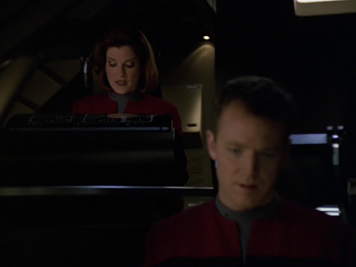 ariane179254_StarTrekVoyager_5x15_5x16_DarkFrontier_5010.jpg