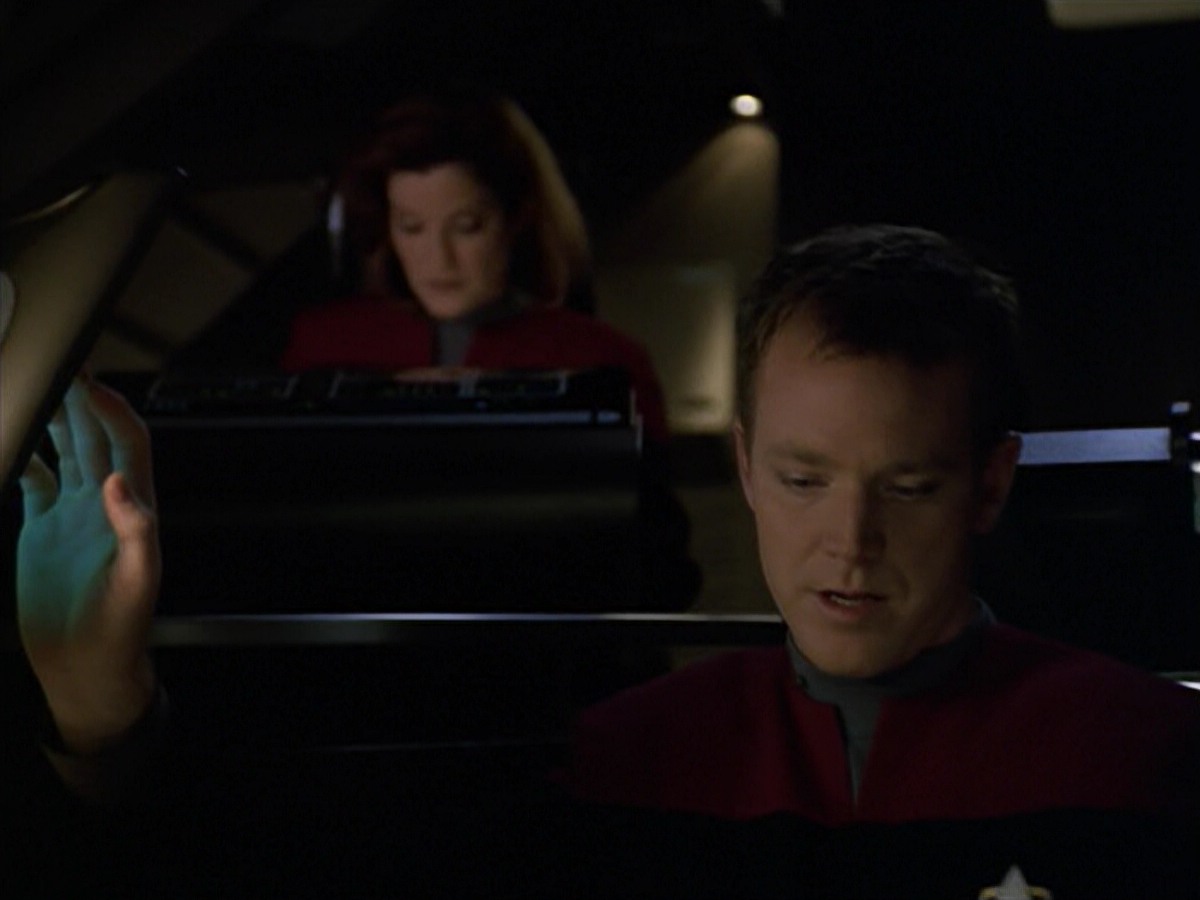 ariane179254_StarTrekVoyager_5x15_5x16_DarkFrontier_5018.jpg
