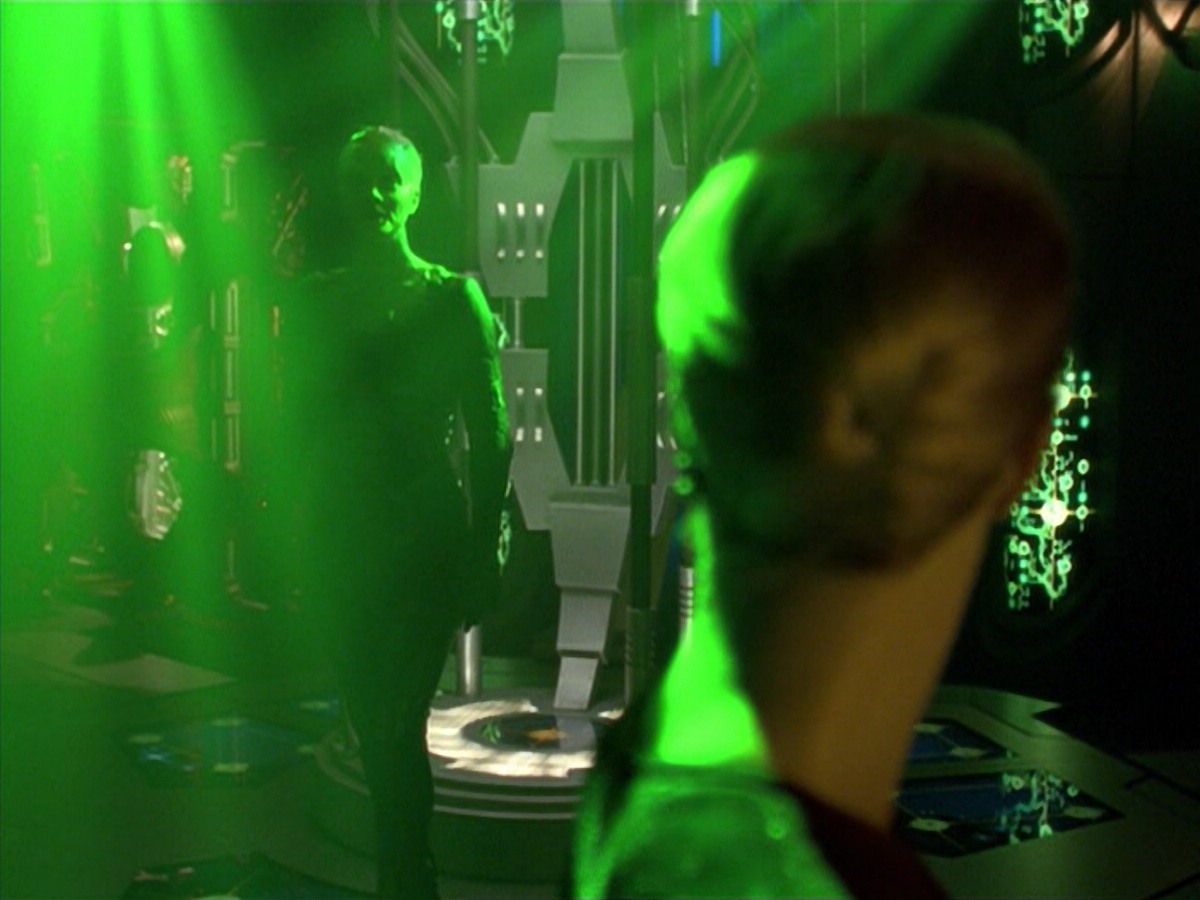ariane179254_StarTrekVoyager_5x15_5x16_DarkFrontier_5106.jpg