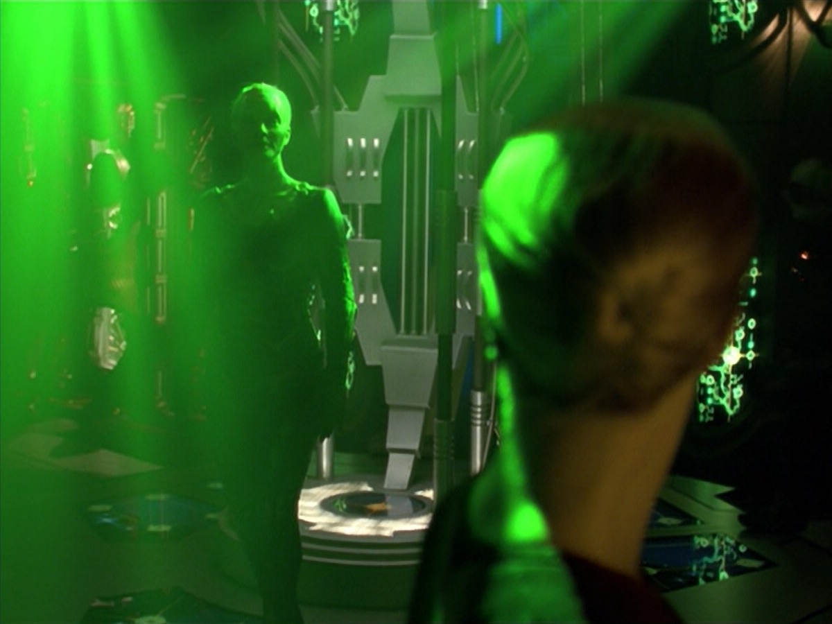 ariane179254_StarTrekVoyager_5x15_5x16_DarkFrontier_5107.jpg