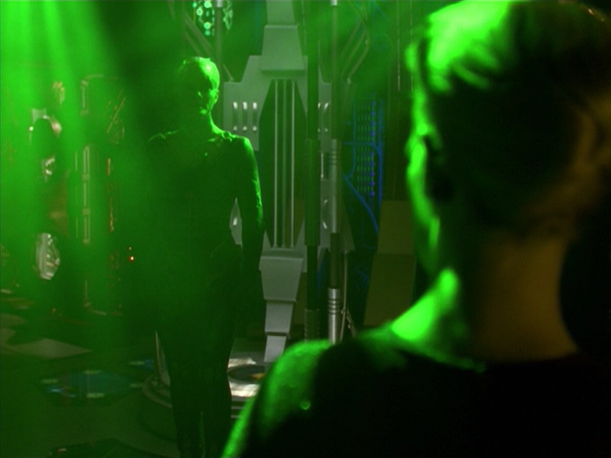 ariane179254_StarTrekVoyager_5x15_5x16_DarkFrontier_5117.jpg