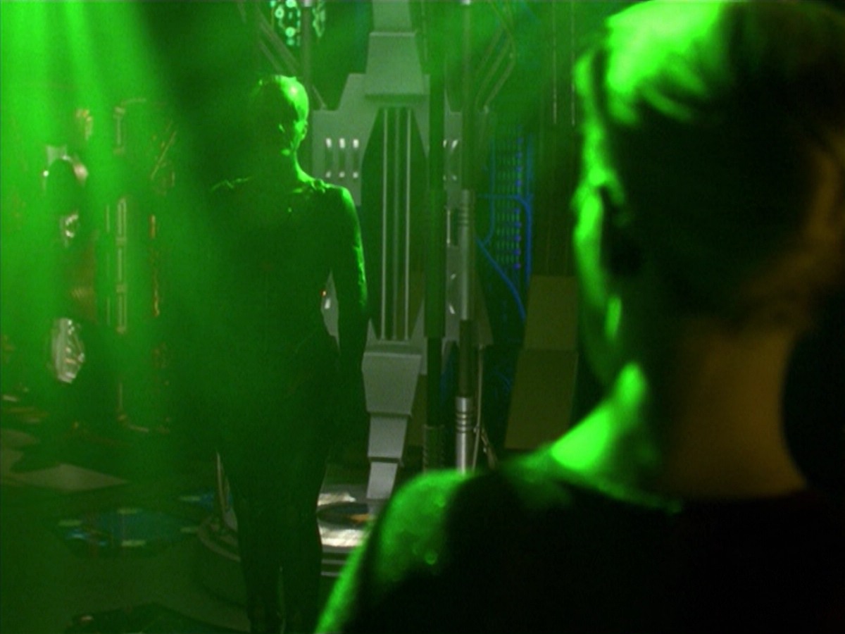 ariane179254_StarTrekVoyager_5x15_5x16_DarkFrontier_5118.jpg
