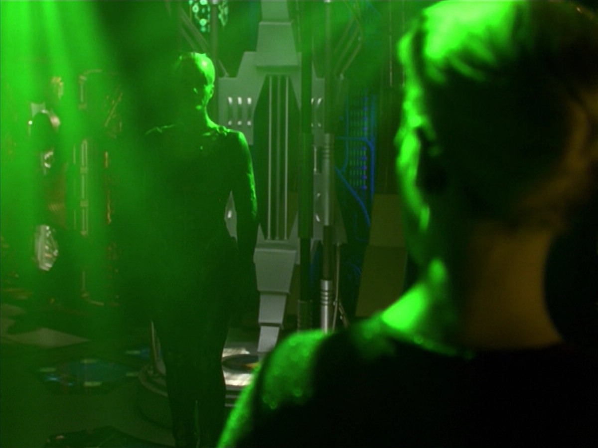 ariane179254_StarTrekVoyager_5x15_5x16_DarkFrontier_5119.jpg
