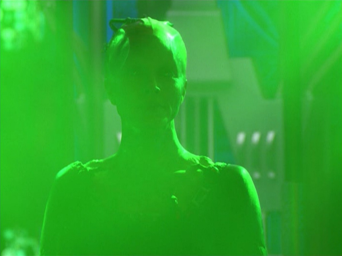 ariane179254_StarTrekVoyager_5x15_5x16_DarkFrontier_5127.jpg