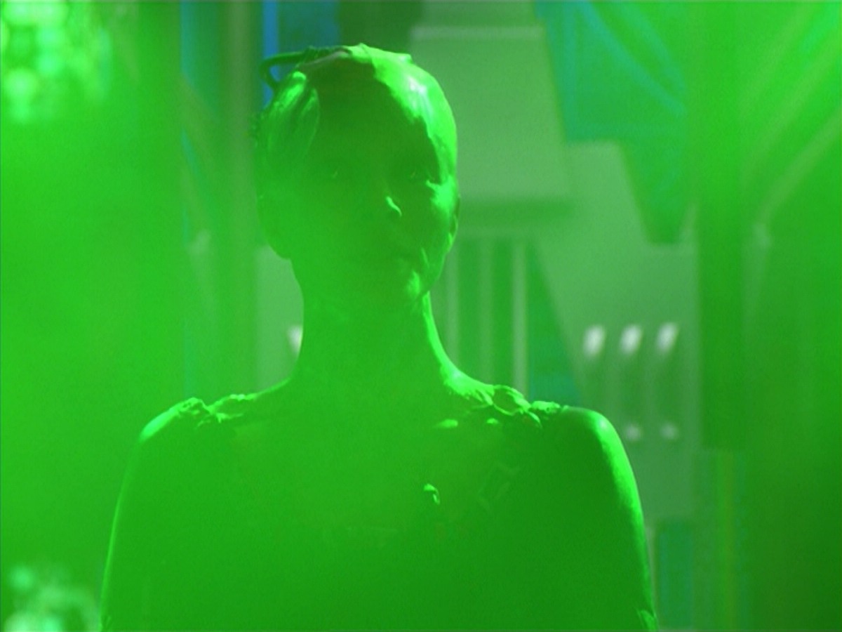 ariane179254_StarTrekVoyager_5x15_5x16_DarkFrontier_5129.jpg