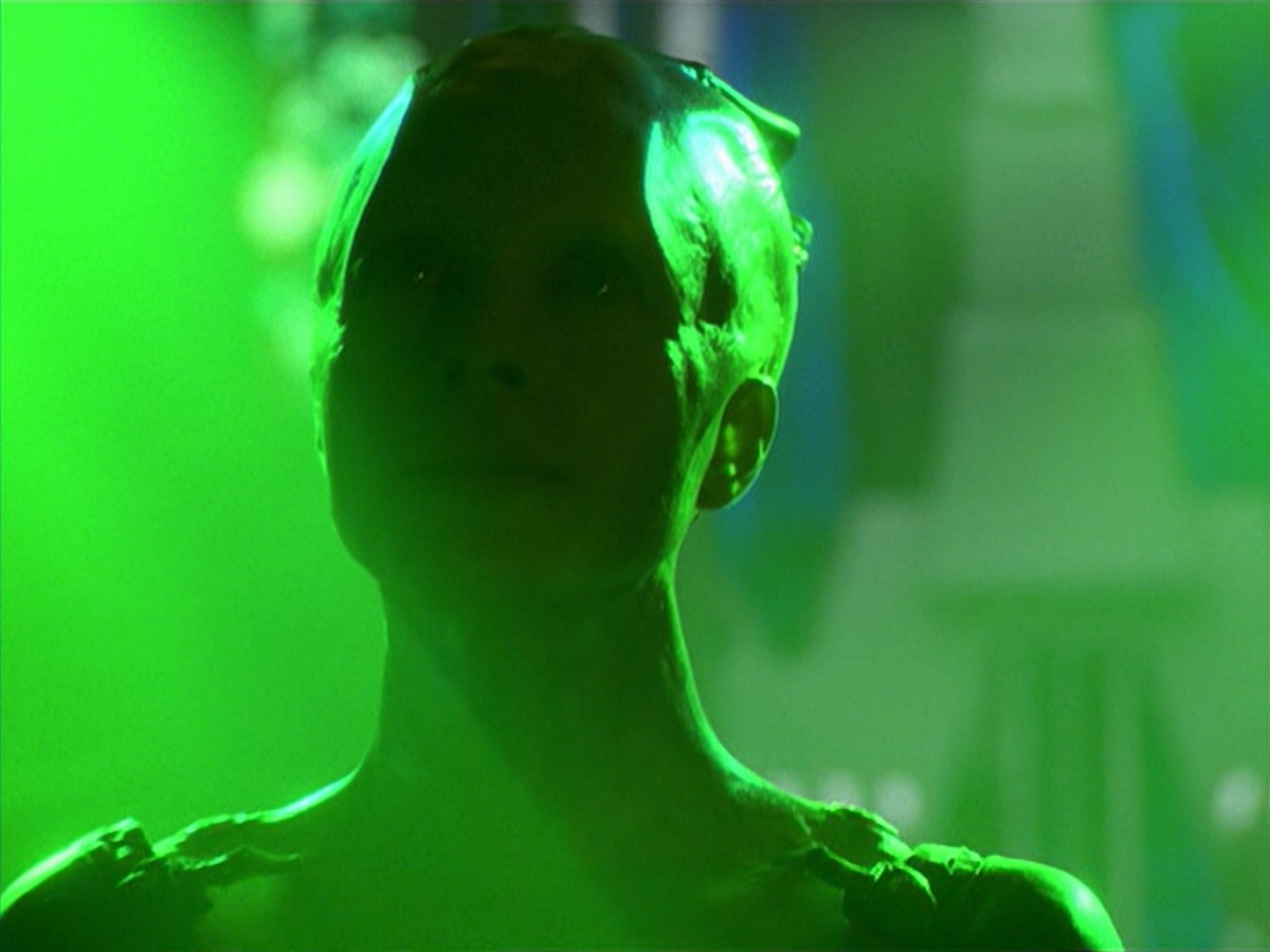 ariane179254_StarTrekVoyager_5x15_5x16_DarkFrontier_5140.jpg