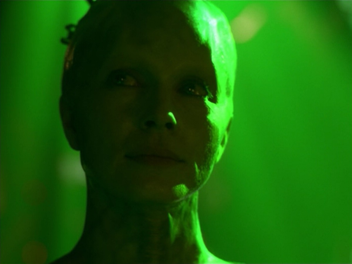 ariane179254_StarTrekVoyager_5x15_5x16_DarkFrontier_5175.jpg