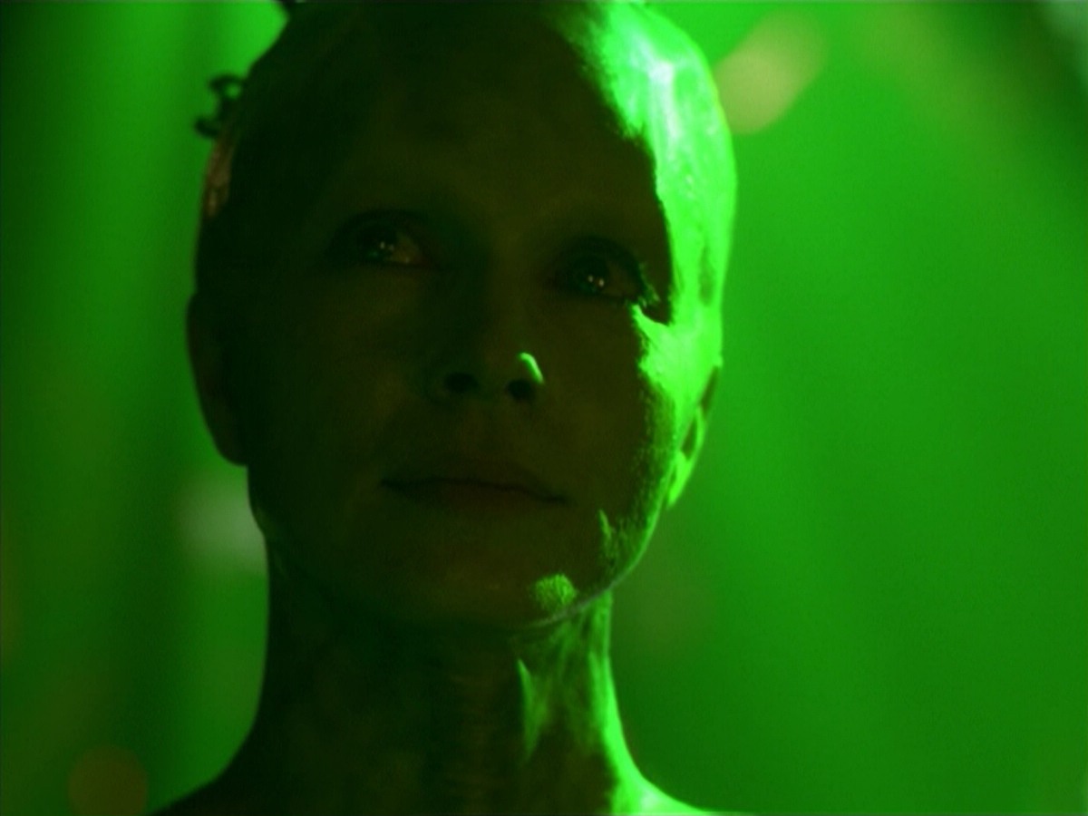 ariane179254_StarTrekVoyager_5x15_5x16_DarkFrontier_5176.jpg