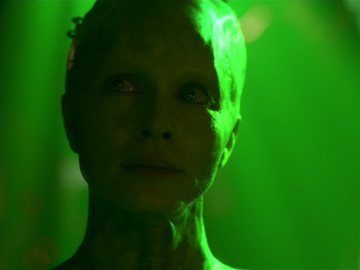 ariane179254_StarTrekVoyager_5x15_5x16_DarkFrontier_5181.jpg