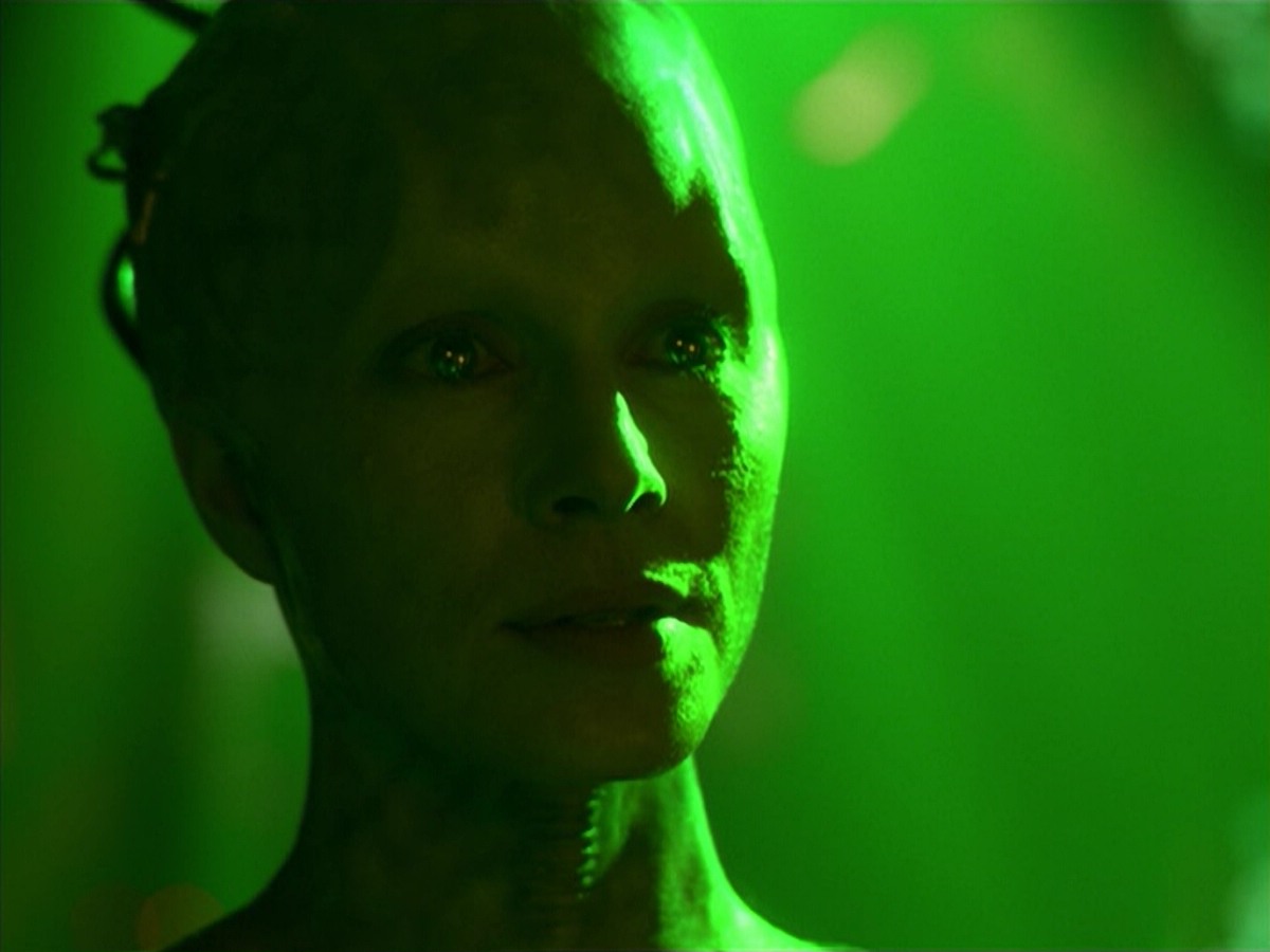ariane179254_StarTrekVoyager_5x15_5x16_DarkFrontier_5212.jpg
