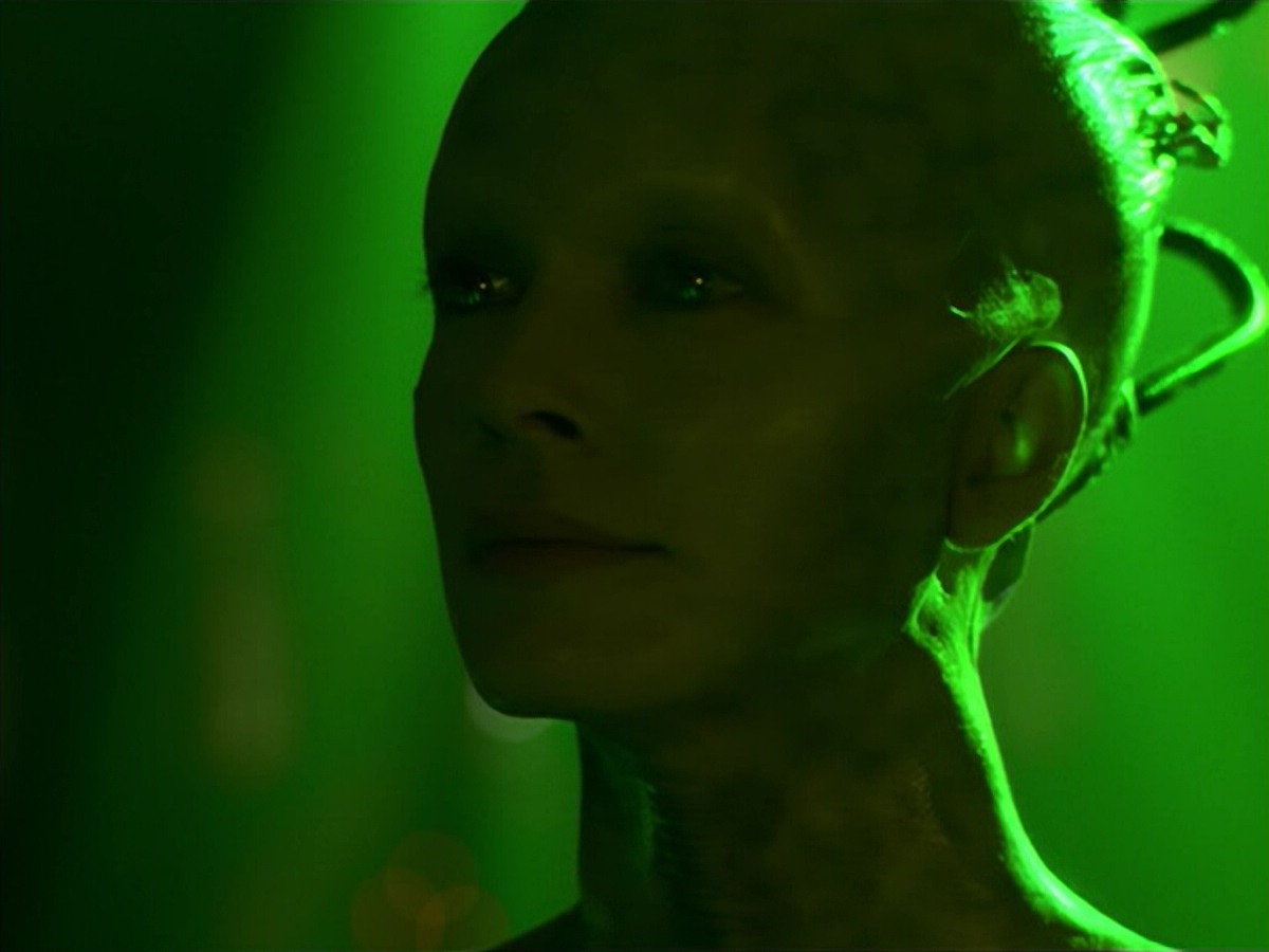 ariane179254_StarTrekVoyager_5x15_5x16_DarkFrontier_5225.jpg