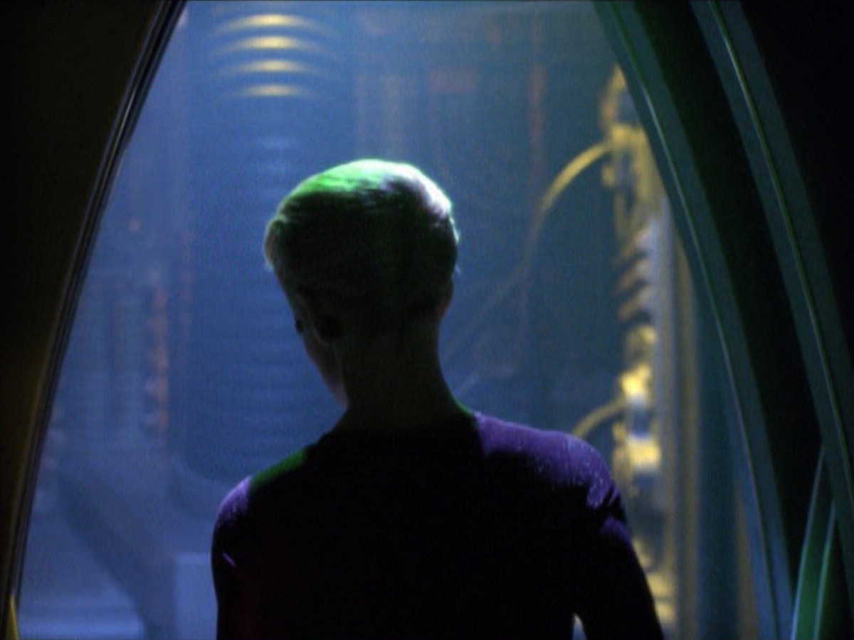 ariane179254_StarTrekVoyager_5x15_5x16_DarkFrontier_5232.jpg