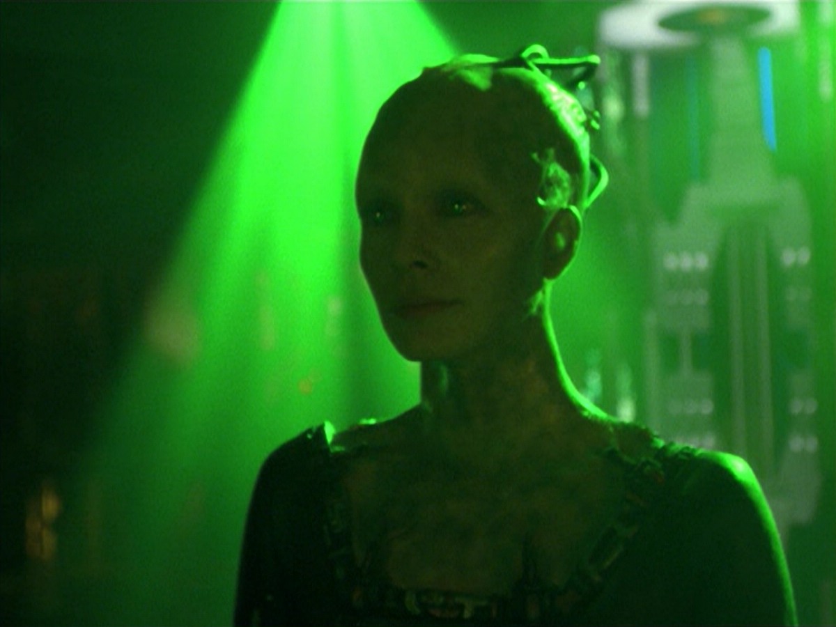 ariane179254_StarTrekVoyager_5x15_5x16_DarkFrontier_5236.jpg