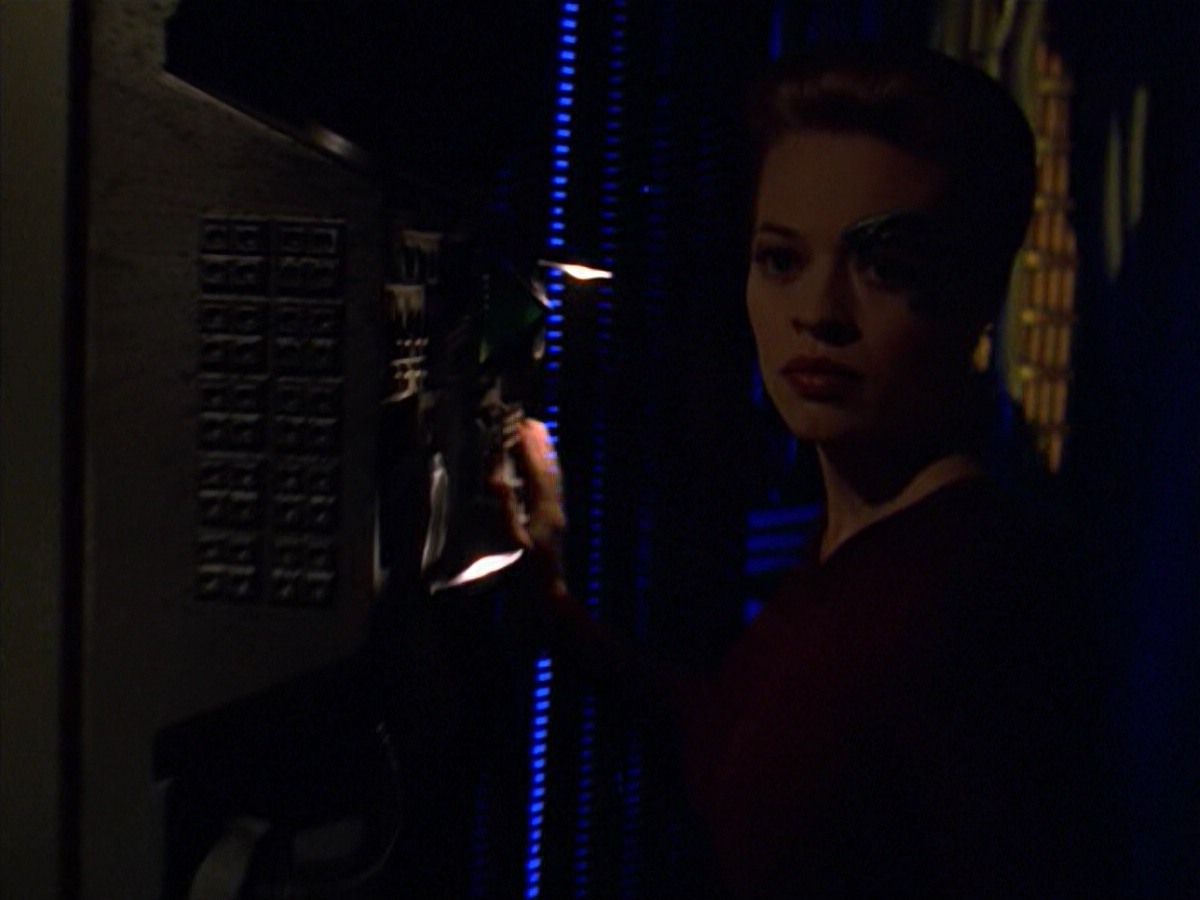 ariane179254_StarTrekVoyager_5x15_5x16_DarkFrontier_5257.jpg