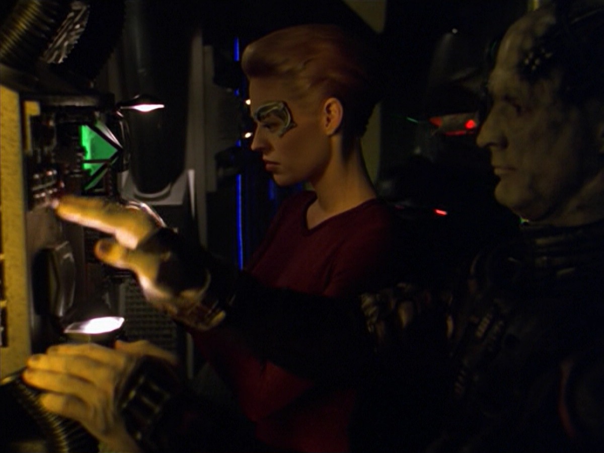ariane179254_StarTrekVoyager_5x15_5x16_DarkFrontier_5264.jpg