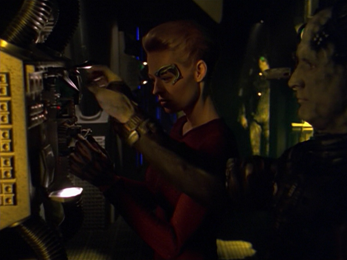 ariane179254_StarTrekVoyager_5x15_5x16_DarkFrontier_5265.jpg