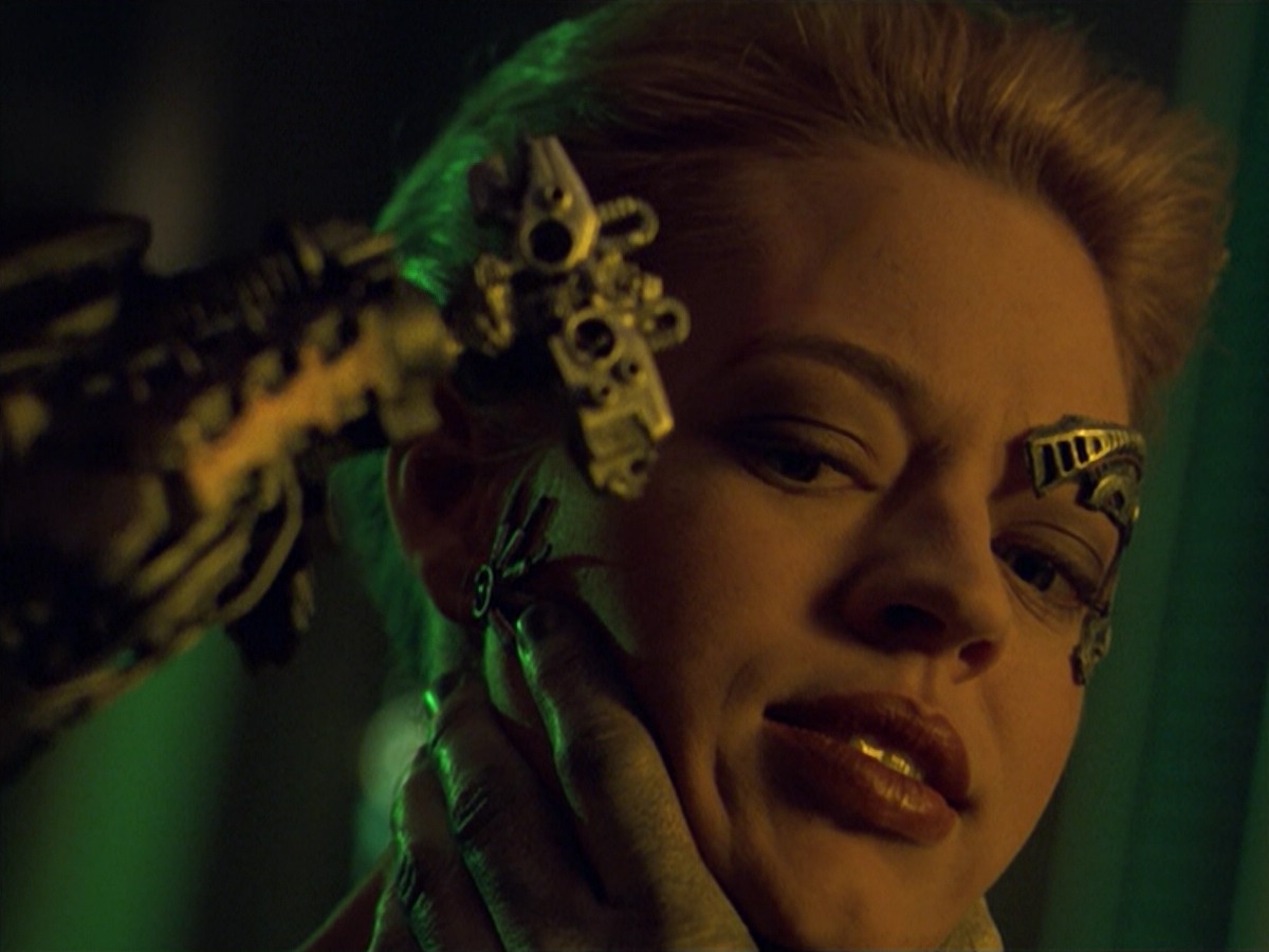 ariane179254_StarTrekVoyager_5x15_5x16_DarkFrontier_5310.jpg