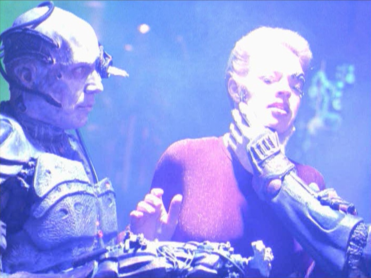 ariane179254_StarTrekVoyager_5x15_5x16_DarkFrontier_5312.jpg