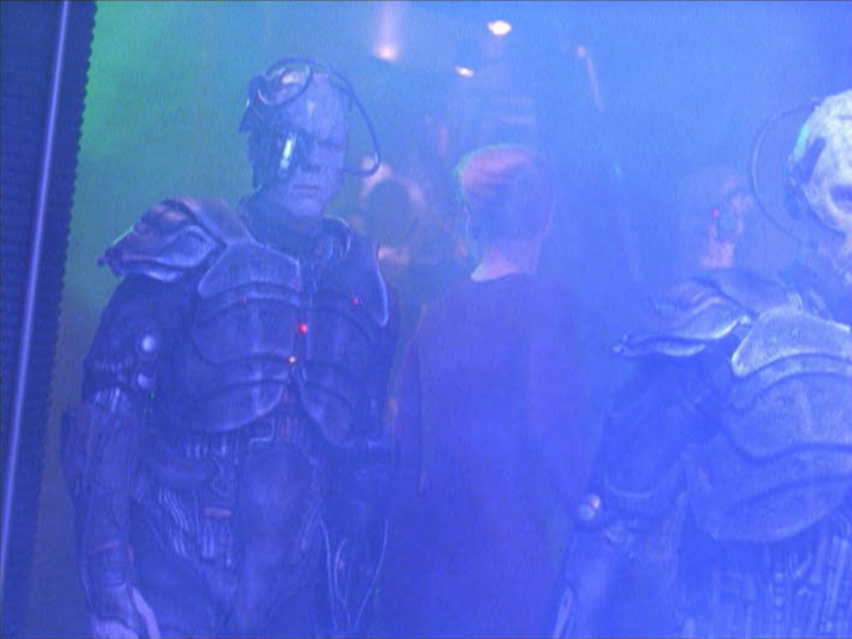 ariane179254_StarTrekVoyager_5x15_5x16_DarkFrontier_5320.jpg
