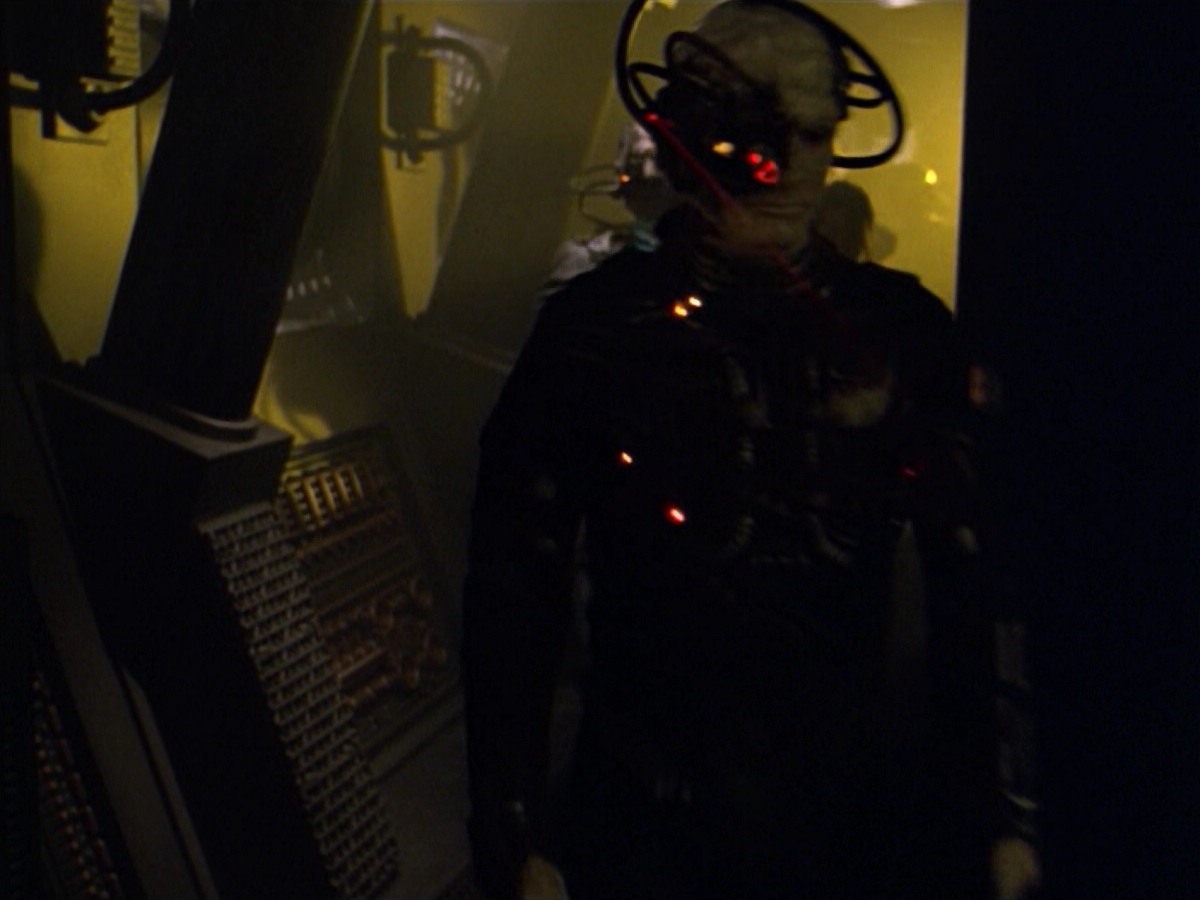 ariane179254_StarTrekVoyager_5x15_5x16_DarkFrontier_5326.jpg