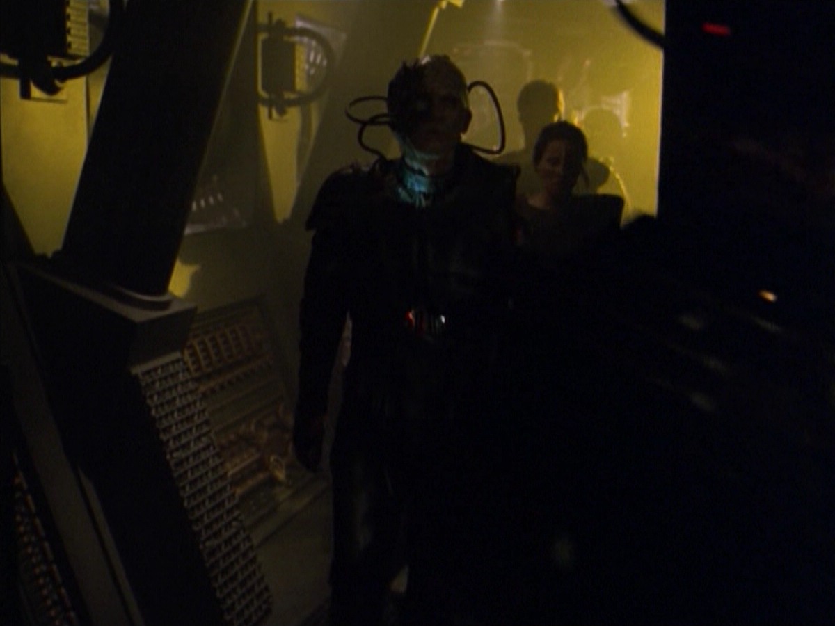 ariane179254_StarTrekVoyager_5x15_5x16_DarkFrontier_5327.jpg