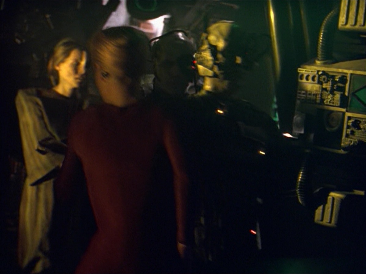 ariane179254_StarTrekVoyager_5x15_5x16_DarkFrontier_5357.jpg