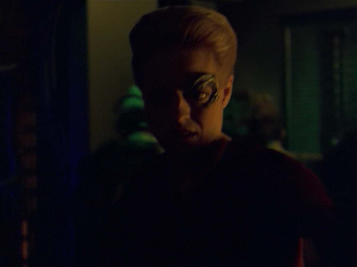 ariane179254_StarTrekVoyager_5x15_5x16_DarkFrontier_5361.jpg