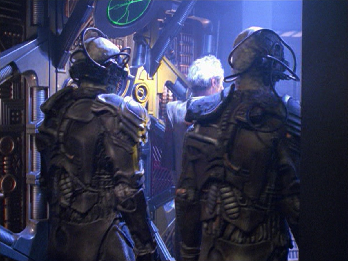 ariane179254_StarTrekVoyager_5x15_5x16_DarkFrontier_5375.jpg
